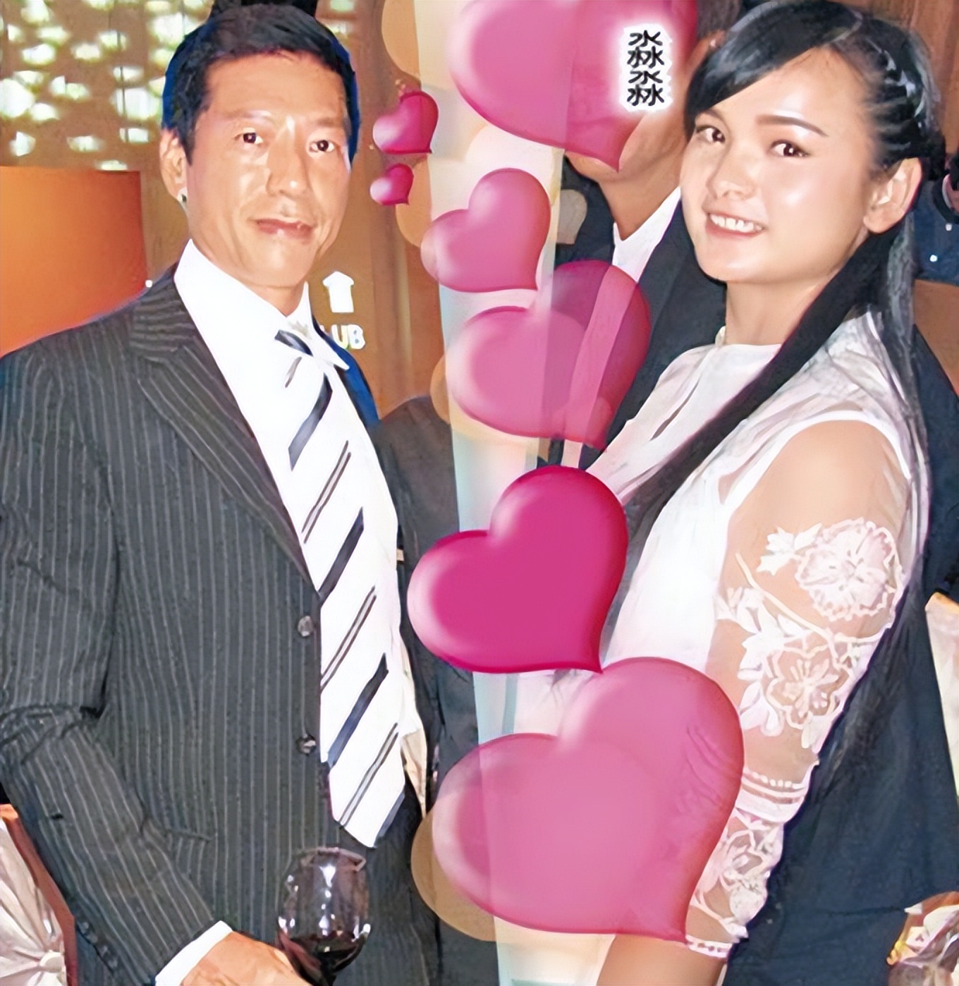 59岁张耀扬自驾游澳门！须发皆白仍有型，边骑单车边玩手机引担忧