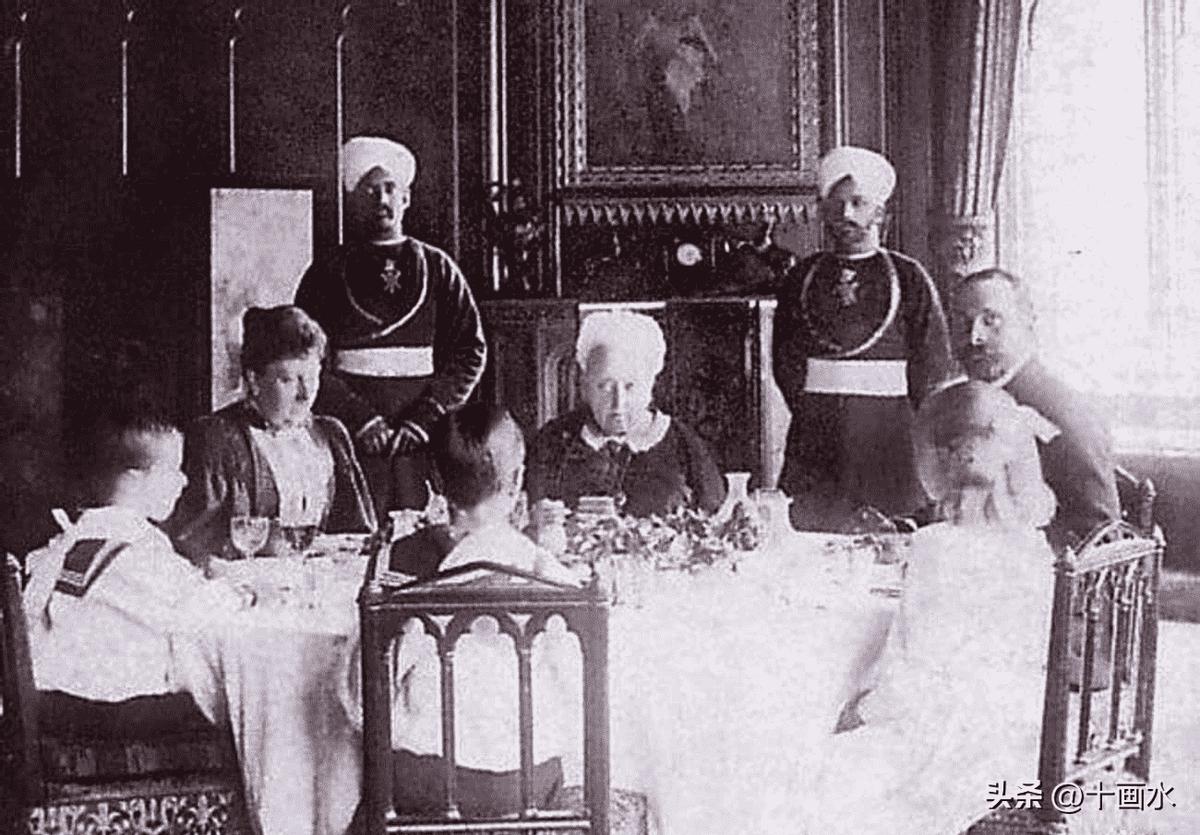 变态的纳粹德国,*光脱**犹太人女人衣服,集体*杀屠**!2