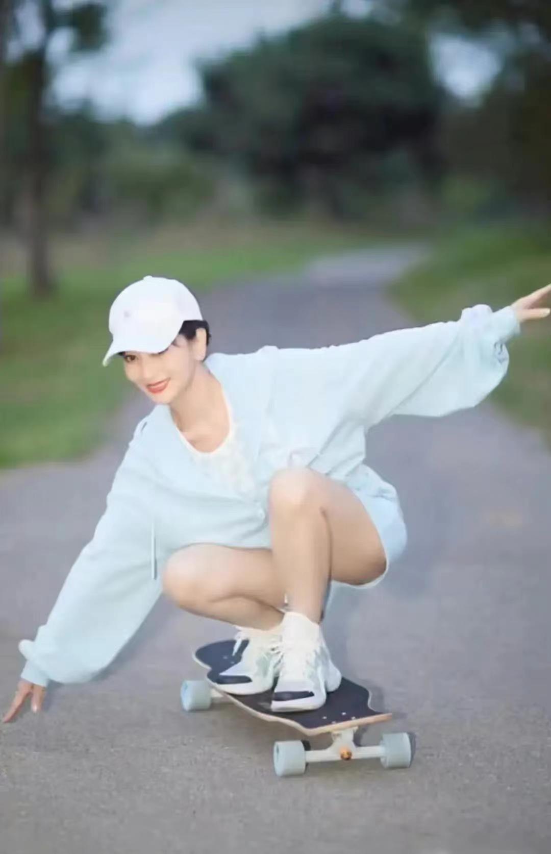 赵雅芝既优雅端庄又调皮可爱,70岁的赵雅芝滑滑板