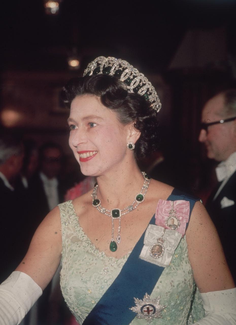 英国王室梅根凯特的差距,英国王妃凯特蓝宝石