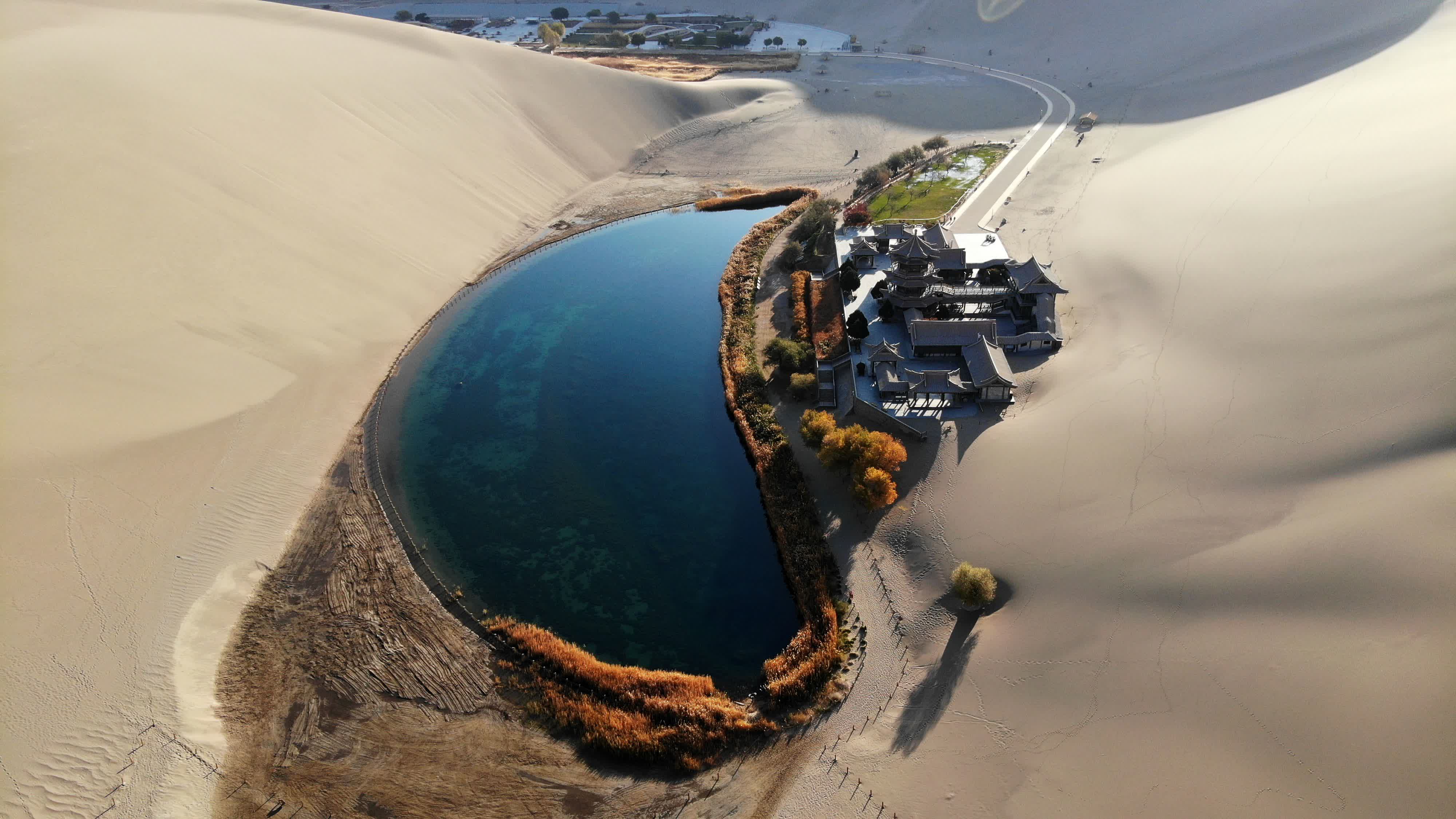 为了一个沙漠“小池塘”，投资了47亿还年年送水，有这必要吗