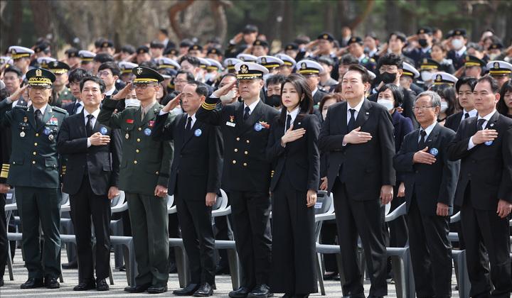 韩第一夫人当众哭泣引热议！擦眼泪鼻涕不顾形象？仙女落泪也超美