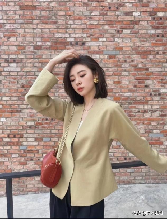 到老都优雅的女人不会“烫羊毛卷”，换上这3种发型，更时尚洋气