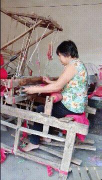 妹子，你的背的包很别致啊，旁边兄弟盯得眼都直了，哈哈哈哈哈哈