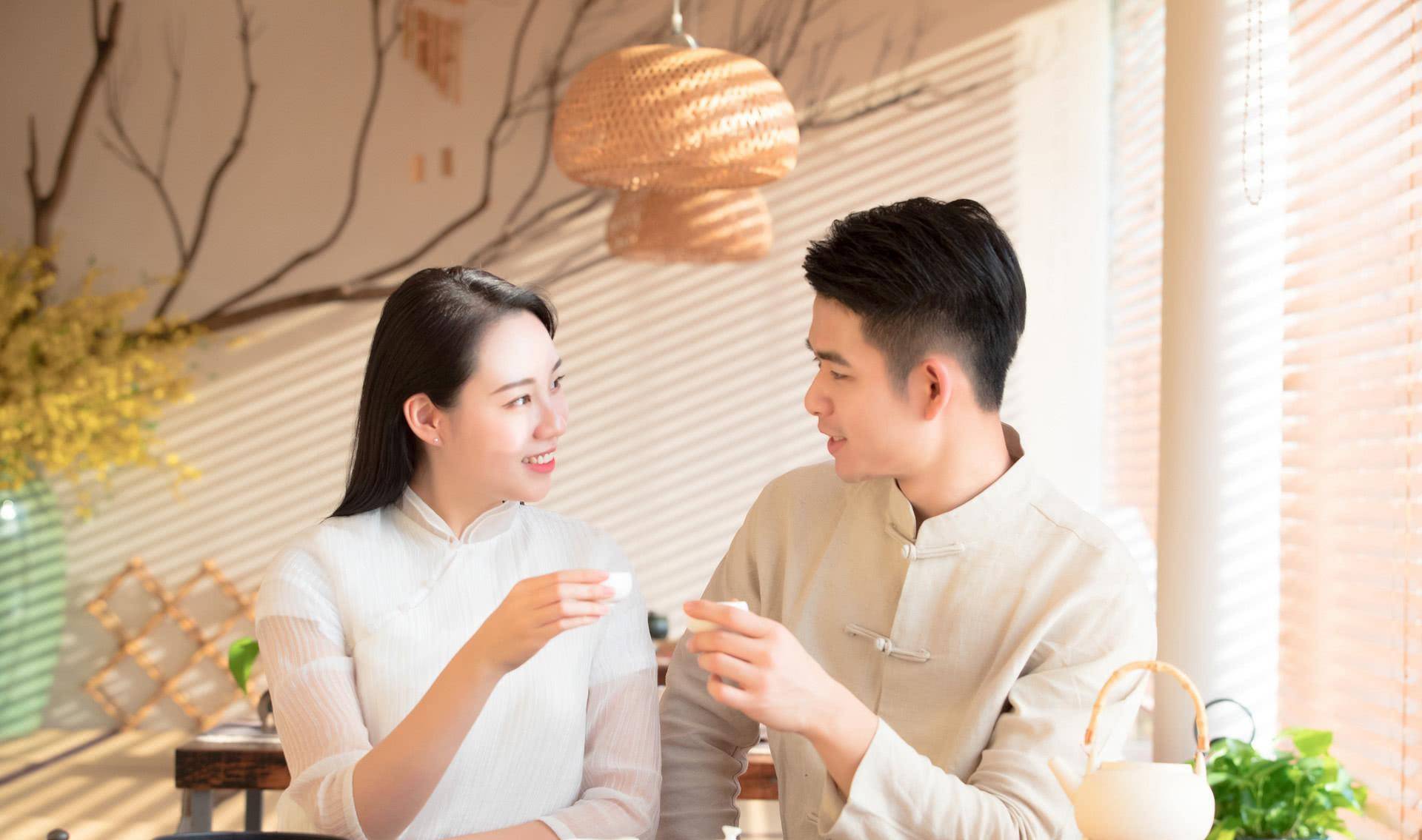 小女孩疑遭父母当街残忍虐待后续,虐待殴打儿童家庭暴力事件