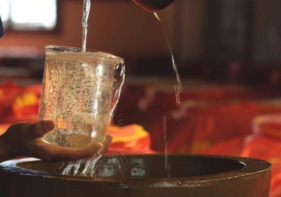 网上买白酒靠谱吗？为何越来越多的人热衷网上买酒？行家一语道破