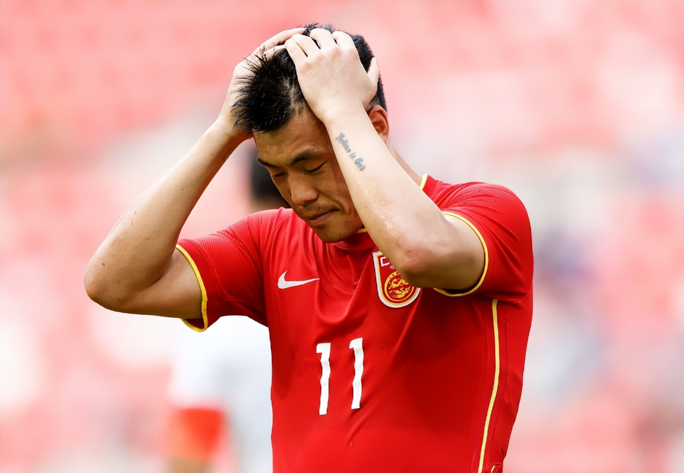 人民日报+央视祝贺国足！23岁主力国脚激动跪地，高举双手庆祝