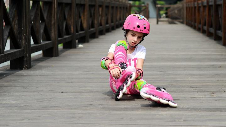 轮滑教程初学儿童版,轮滑怎么刹车