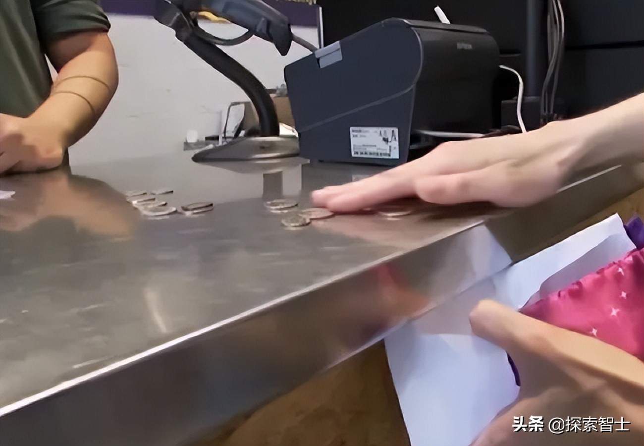 美国女白领20年不买内衣，厕纸晒干重复用，吃的全靠捡，纽约买房