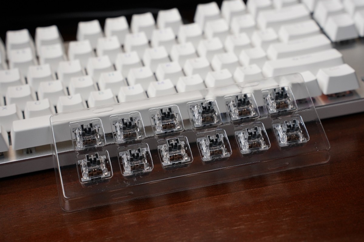 雷柏v700rgb机械键盘用什么轴,雷柏v700rgb合金版是热插拔吗