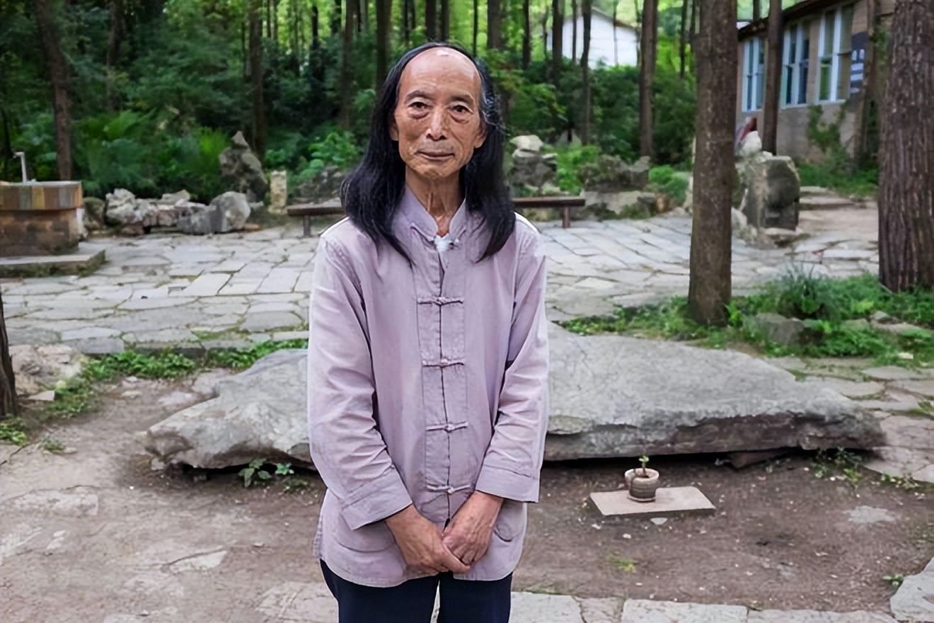 贵州80岁老人隐居深山打造古城,贵州一老人隐居在古堡30年