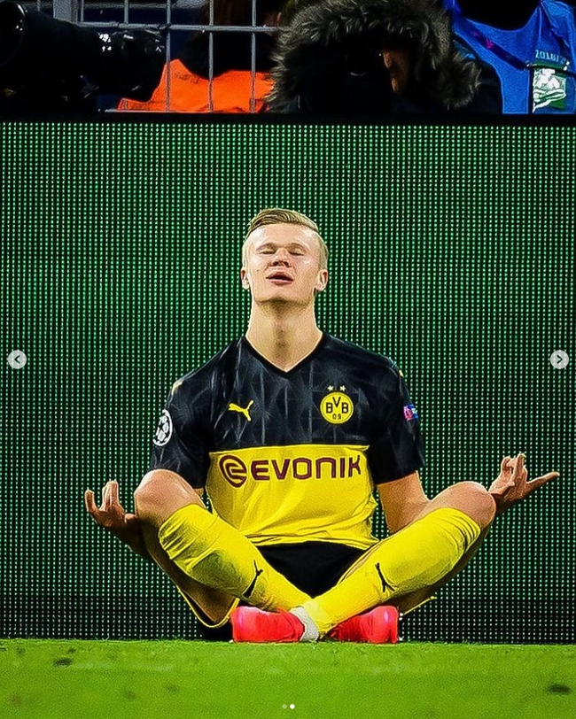 曼城轻取开门红斯特林帽子戏法,斯特林攻破曼城大门庆祝