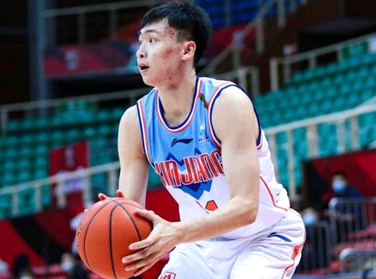 杨鸣霸气回应裁判判罚拿球说话,裁判吹罚不公正