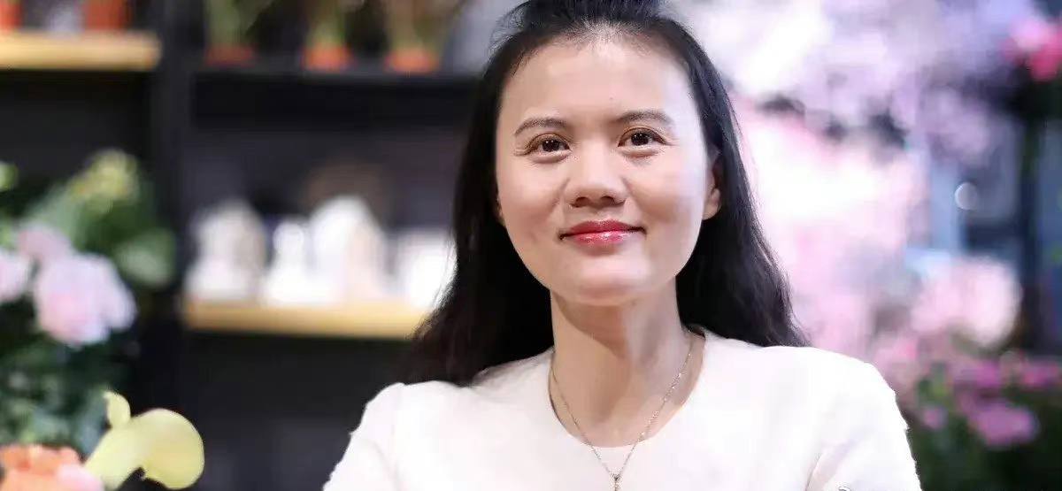她曾是大学老师，却辞职跟随丈夫创业，最后成董事长，身家225亿