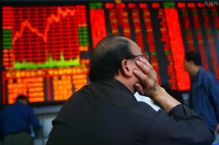 “无知女贪”李启红：炒股4个月敛财1983万元，判11年罚2000万