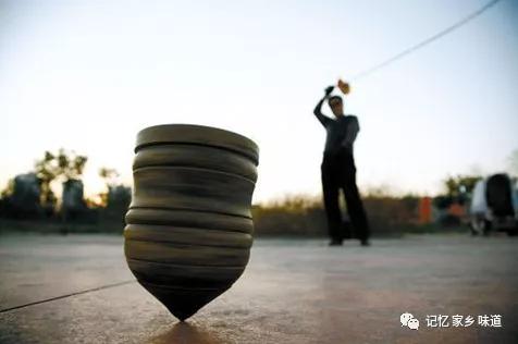 要让陀螺转起来,让陀螺转起来的方法