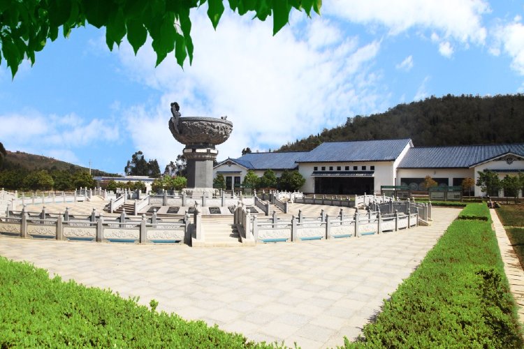 昆明有纪念意义的墓,昆明跑马山公墓