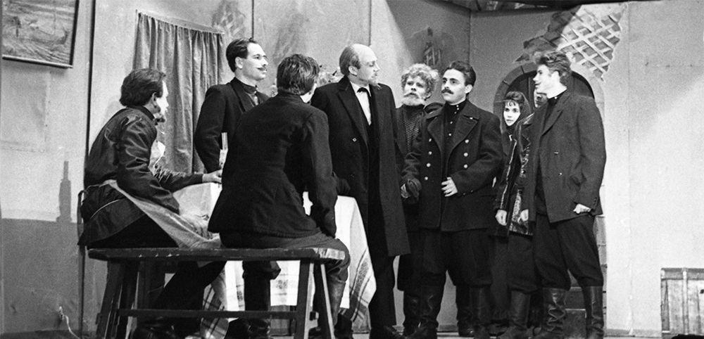 亚速钢铁厂有多少职工,亚速钢铁厂工人