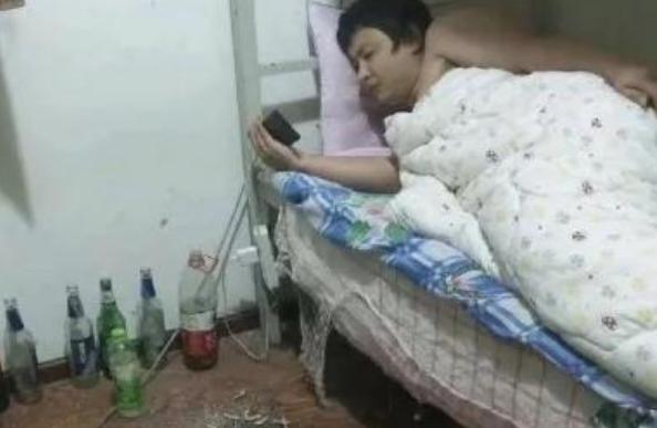 学生半夜打游戏影响室友,大学生宿舍打游戏影响别人休息