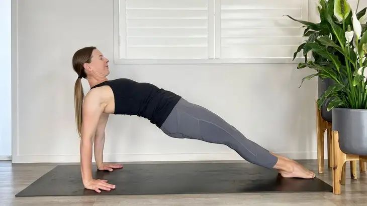 练瑜伽反板式腿抽筋，手腕疼？这样调整就对了