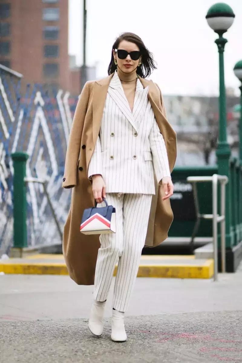 棕色呢子大衣里面配什么颜色打底,摩卡棕色牛角扣大衣怎么搭配裤子