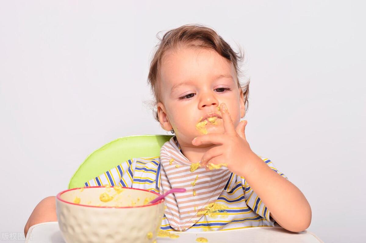 自闭症孩子吃了不耐受食物的表现,自闭症少年吃菜往外吐怎么办