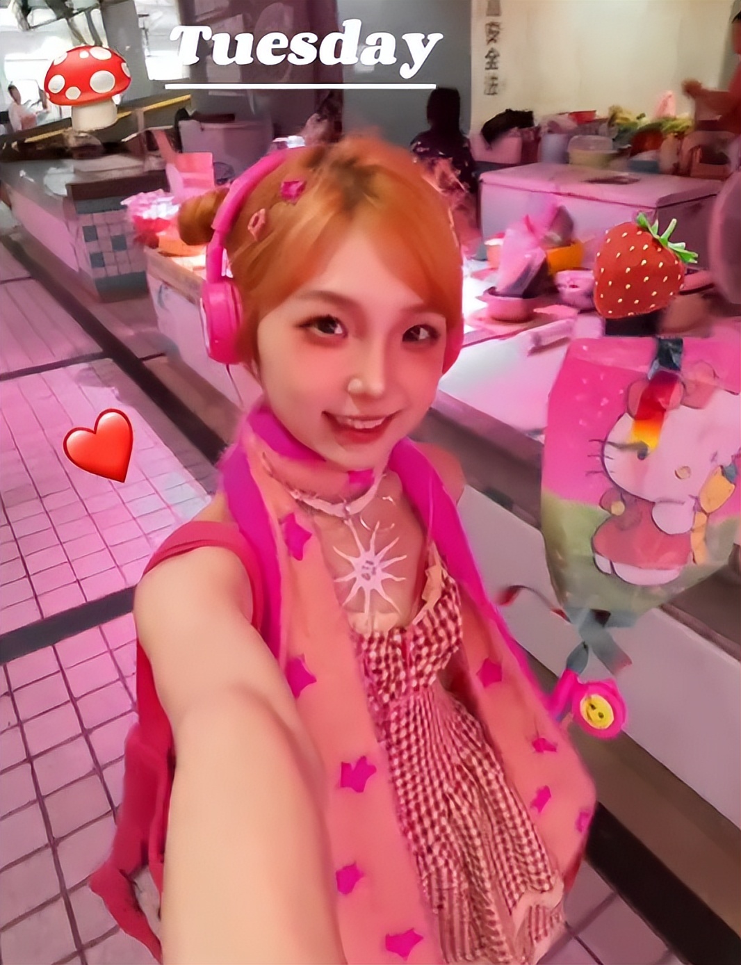 堪称校园风景线！高校女生流行穿起“多巴胺”装，靓丽独特很另类