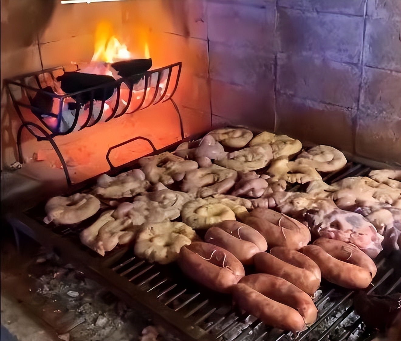 人生赢家！迪玛利亚庆圣诞，餐盘全印大力神杯，拥两女儿馋哭梅西