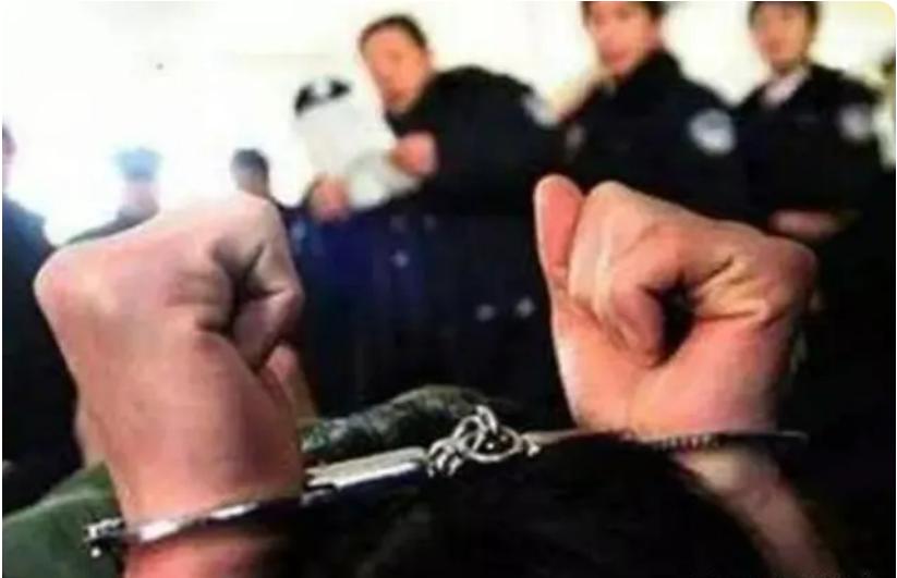 2014年，54岁老汉跳楼却砸死路人，警方调查发现其为17年前在逃犯