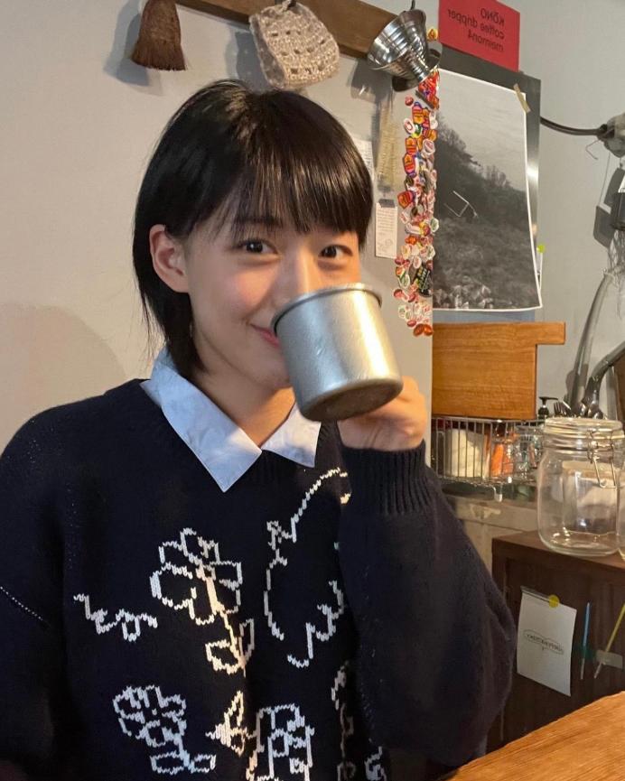 韩国短发女生元气可爱的日常基础款穿搭简约及适合日常通勤的风格