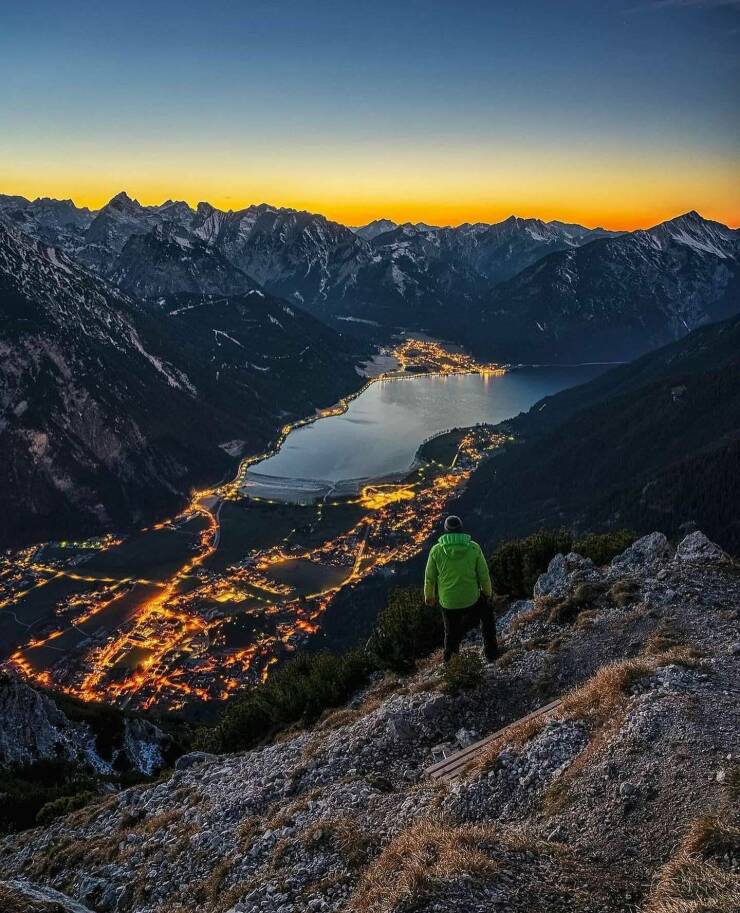 78个真实有趣的照片：山顶的足球场，老树与佛像，老司机脸部皮肤