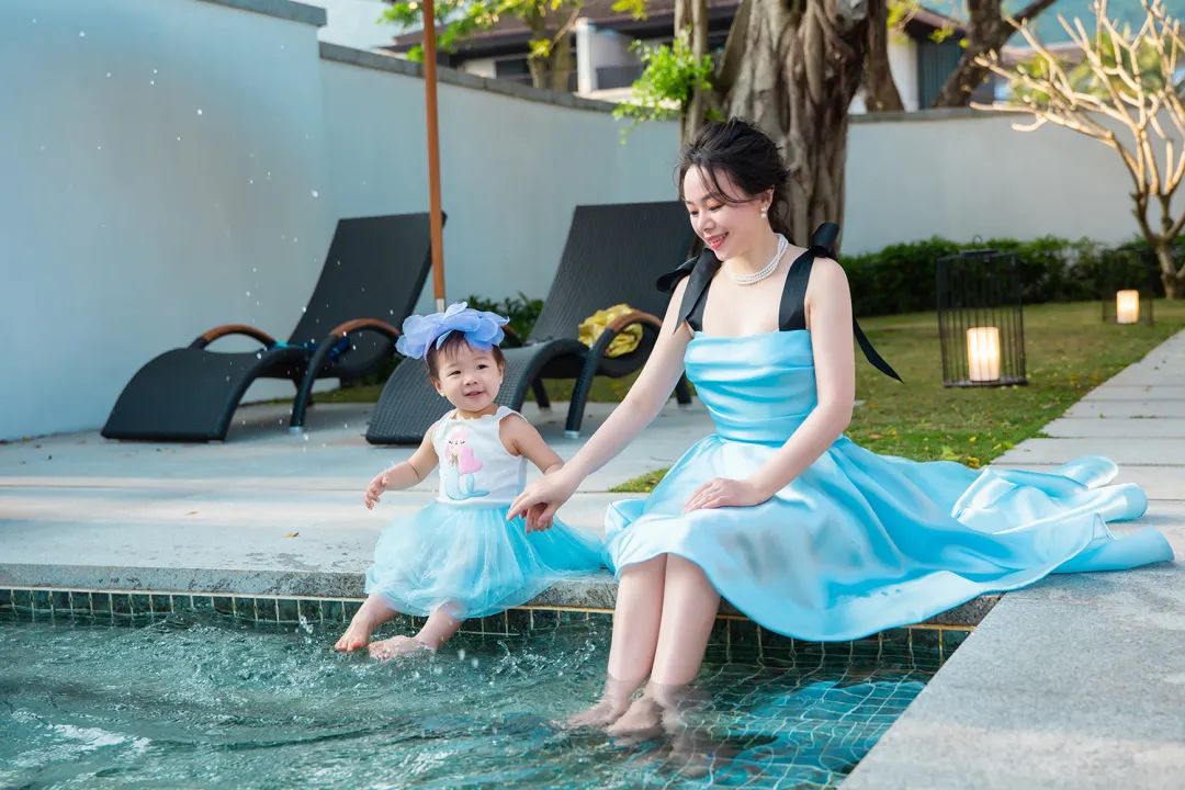 孟晚舟紫色连衣裙,孟晚舟蓝色连衣裙