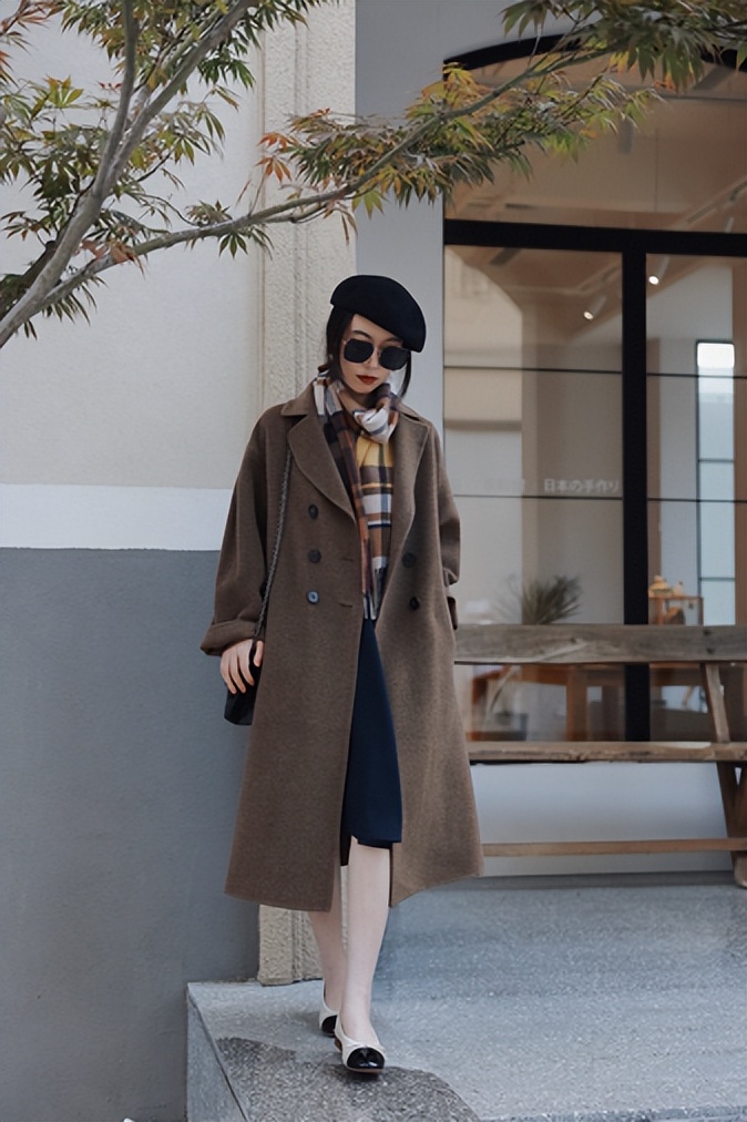 长款百褶裙怎么搭配呢大衣,黑色毛呢大衣配什么颜色百褶裙