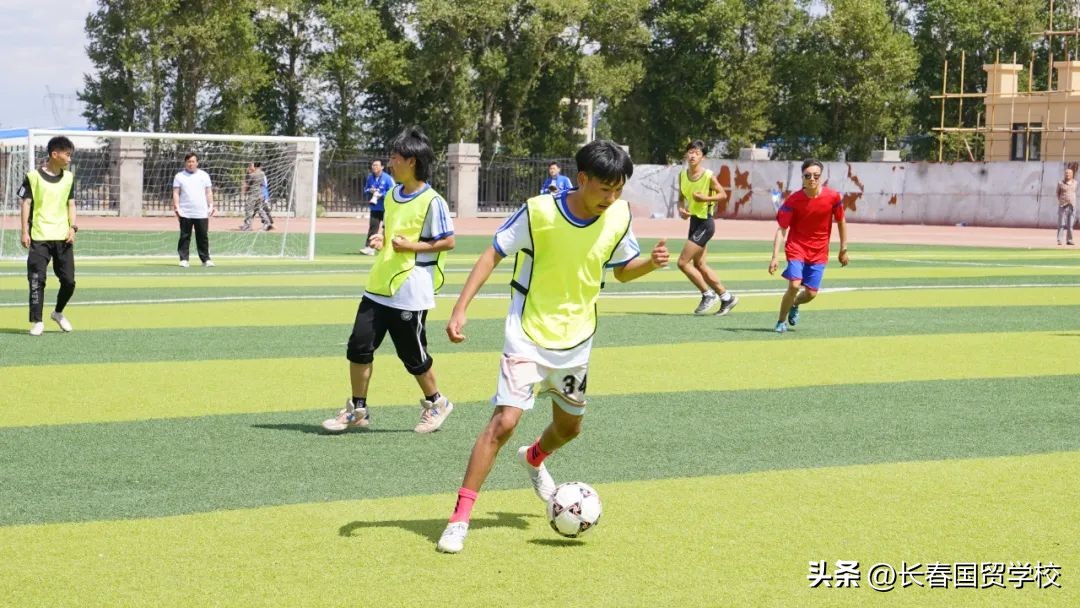 绿茵逐梦想拼搏向未来我校第一届“黄金杯”超级足球联赛圆满结束