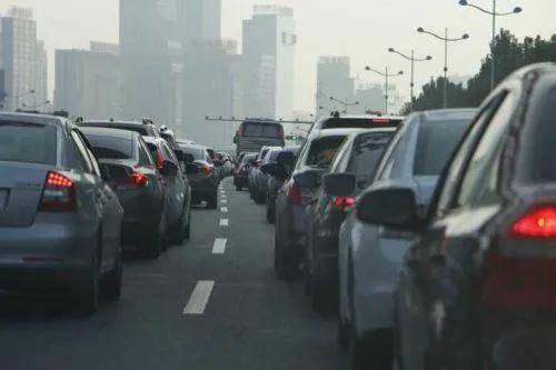 *安泰**女子每天坐高铁来往济南上下班，有人说折腾，有人觉得划算