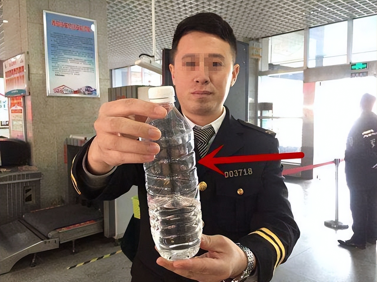 飞机上的秘密：空姐必须穿*袜丝**，禁止自带饮用水，粪便“空投”了