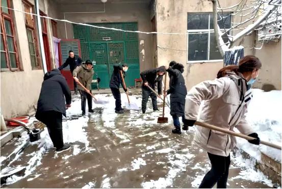 干群齐上阵清雪保畅通,干群抗冰除雪保民生