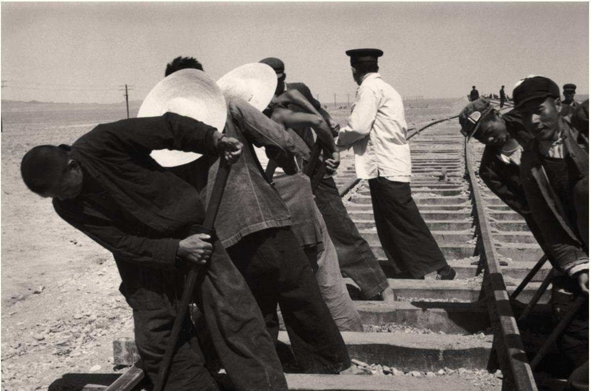 日军当着国军的面杀俘虏,日军侵华兽行