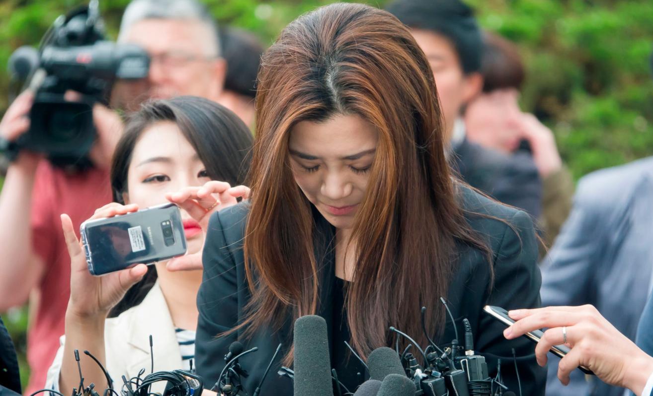 韩国“恶魔千金”：姐姐逼停飞机，妹妹一杯水泼掉2000亿