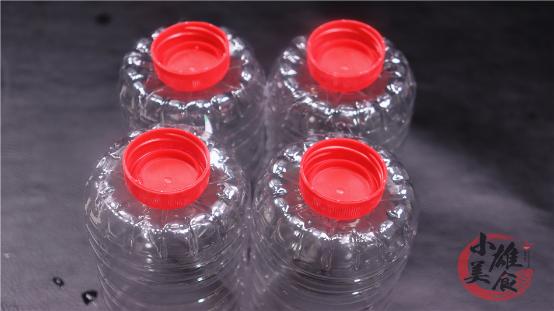 把四个瓶盖粘在一起,把5个塑料瓶粘在一起放在厨房