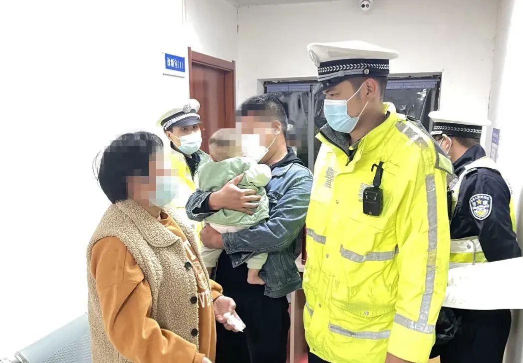 孩子高烧昏迷暖心司机,孩子发高烧晕厥交警送医