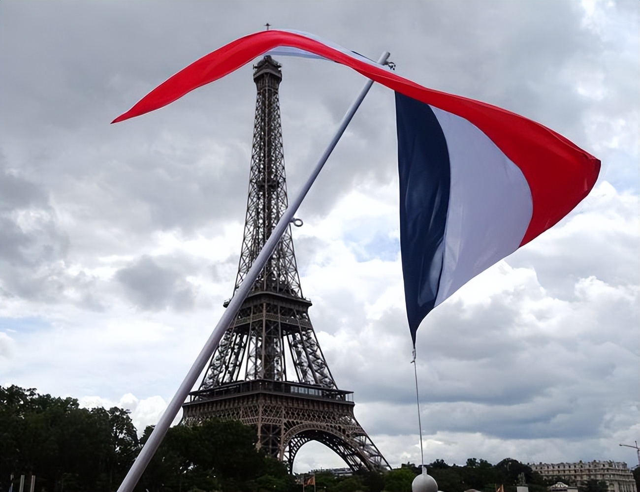 法国率先向中国汽车打响了第一枪！马克龙：我们并不是保护主义者