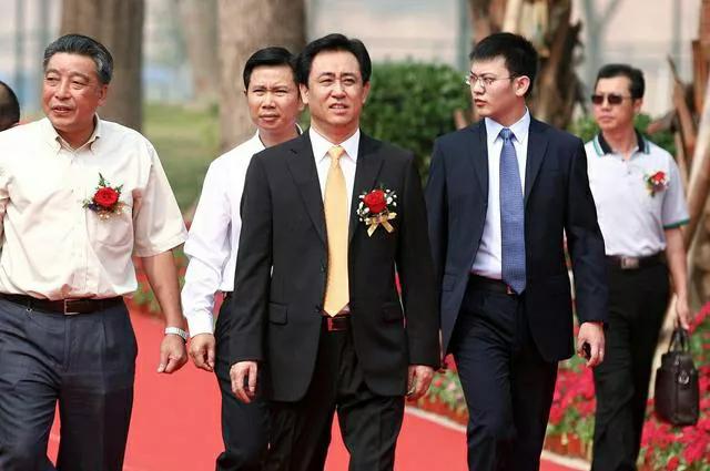 昔日首富，恒大许家印，今被网传走投无路跳楼