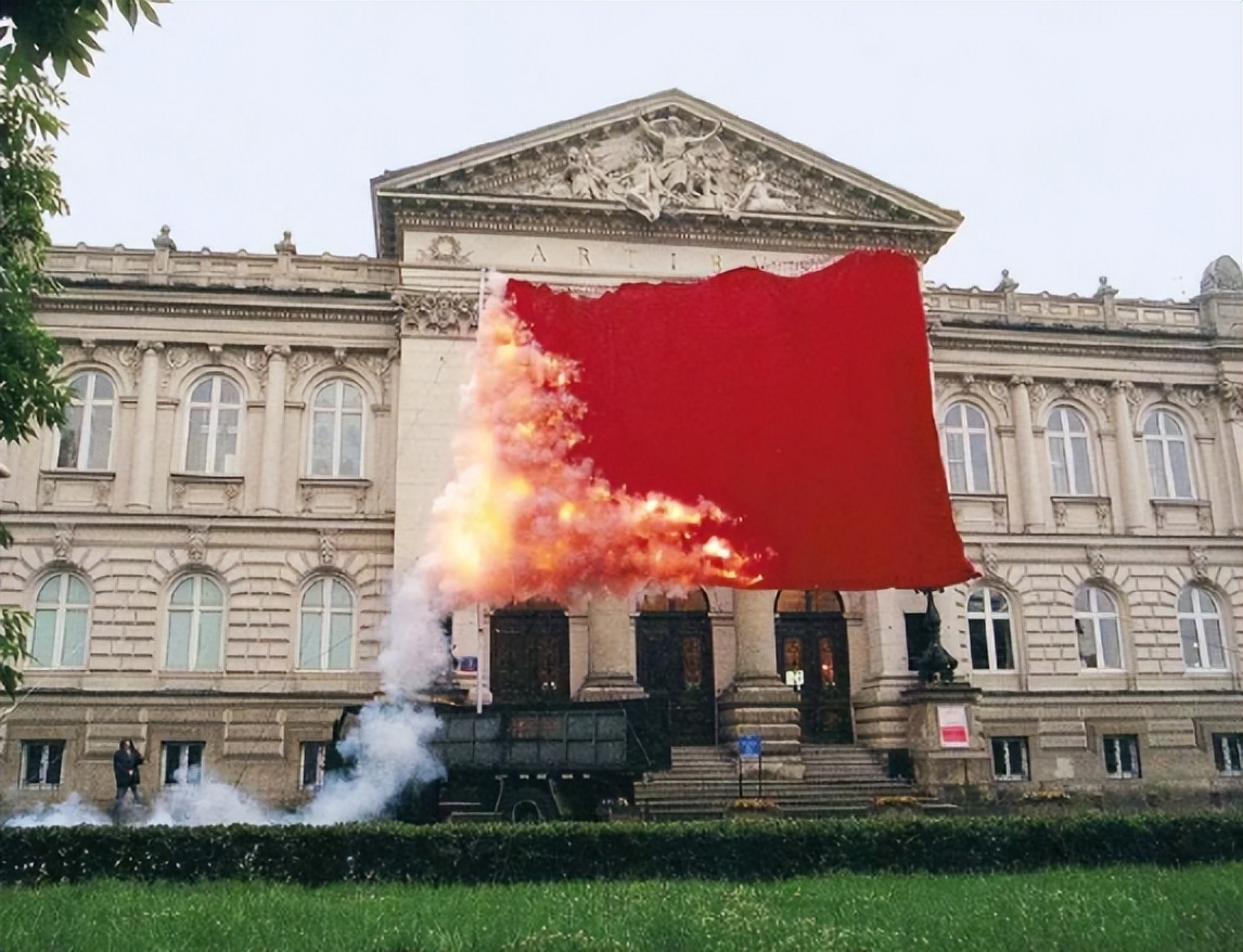 给奶奶“造”了一架天梯,靠*药火**爆炸作画,全球最会“玩火”的人