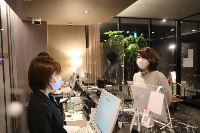 酒店员工偷装摄像头被偷拍,酒店前台泄露拍照客人信息