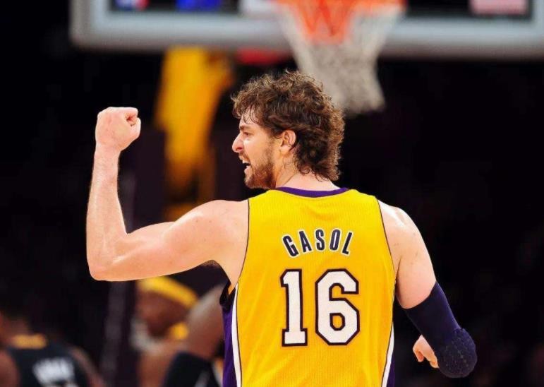 湖人签下小加索尔补强,加索尔加盟湖人前湖人西部第一