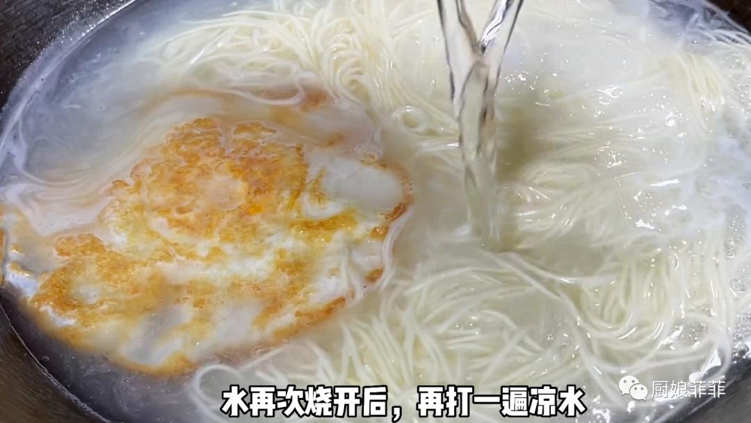 晨起空腹喝水比不吃早餐危害更大,早餐空腹适量喝水的好处