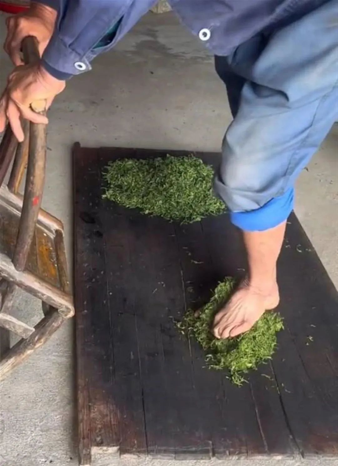 赤脚踩茶应该被摒弃吗,脚踩捻茶叶引争议