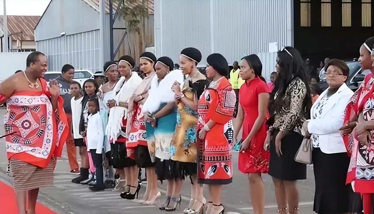 艾滋病在非洲小国肆虐，为了预防疾病，国王：女性全国不得穿裤子