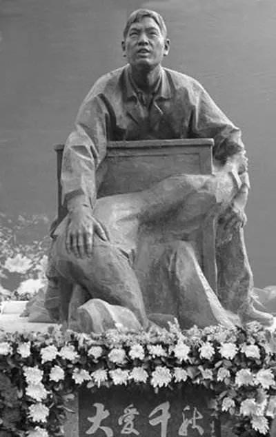 谭千秋老师舍身救下4名学生